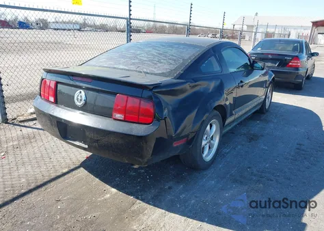 2008 Ford Mustang V6 Deluxe/V6 Premium z USA, uszkodzony, nr VIN 1ZVHT80NX85164937